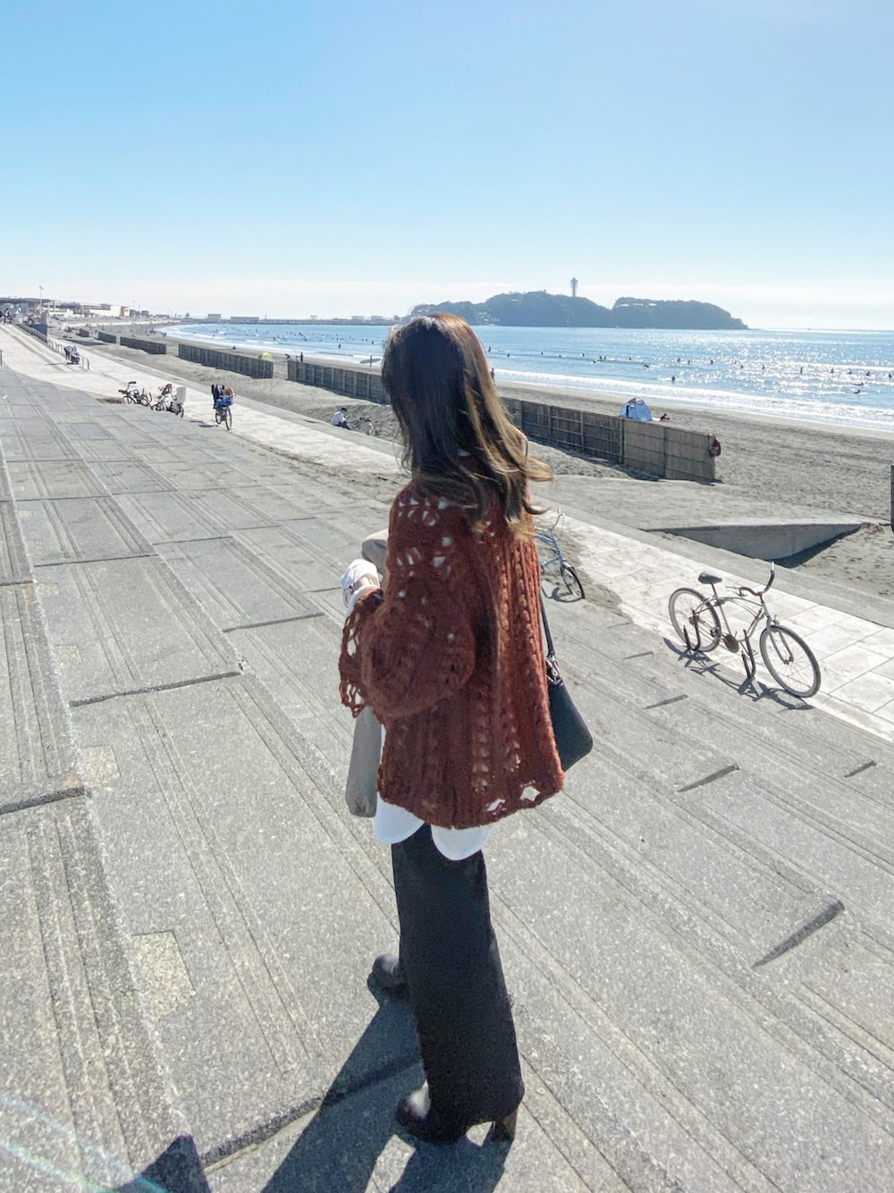 「江ノ島」｜「Kastaneの透かし編みダメージニットSET（ニット/セーター、ブラウン系）」を使った、mana051111さん（レディース・162cm）の秋コーディネートの1枚目の写真