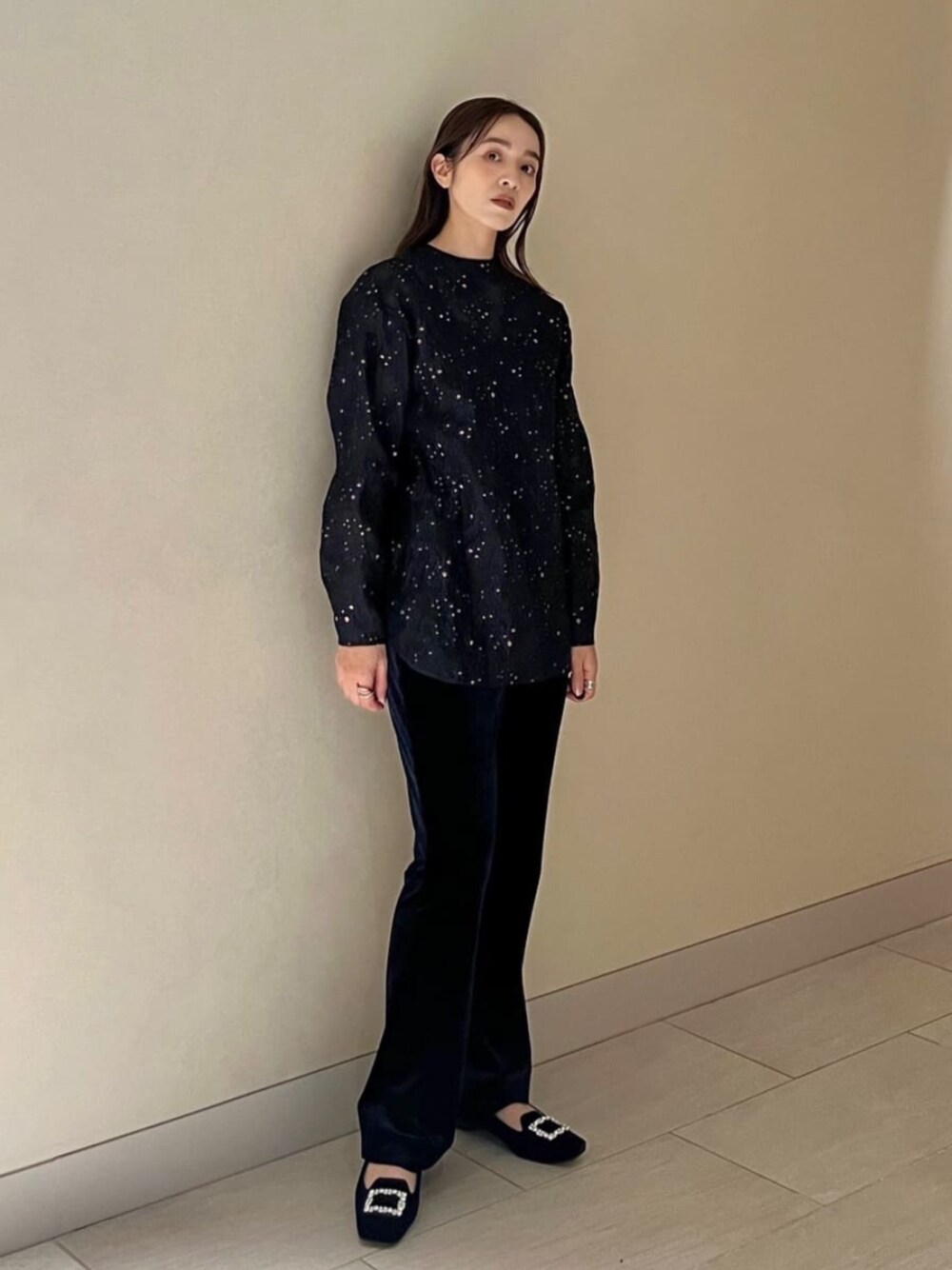 「Flat shoes styling、Pants style、モード、トレンド、フェミニン、フォーマル、骨格ウェーブ、秋服、冬服、セレモニー、冬コーデ、秋コーデ、Odette e Odile、通勤コーデ」｜「ODETTE E ODILEのビジューバックルオペラ フラット20↑（モカシン/デッキシューズ、ブルー系）」を使った、笠岡 オデット エ オディール スタッフさん（レディース・157cm）の秋コーディネートの1枚目の写真
