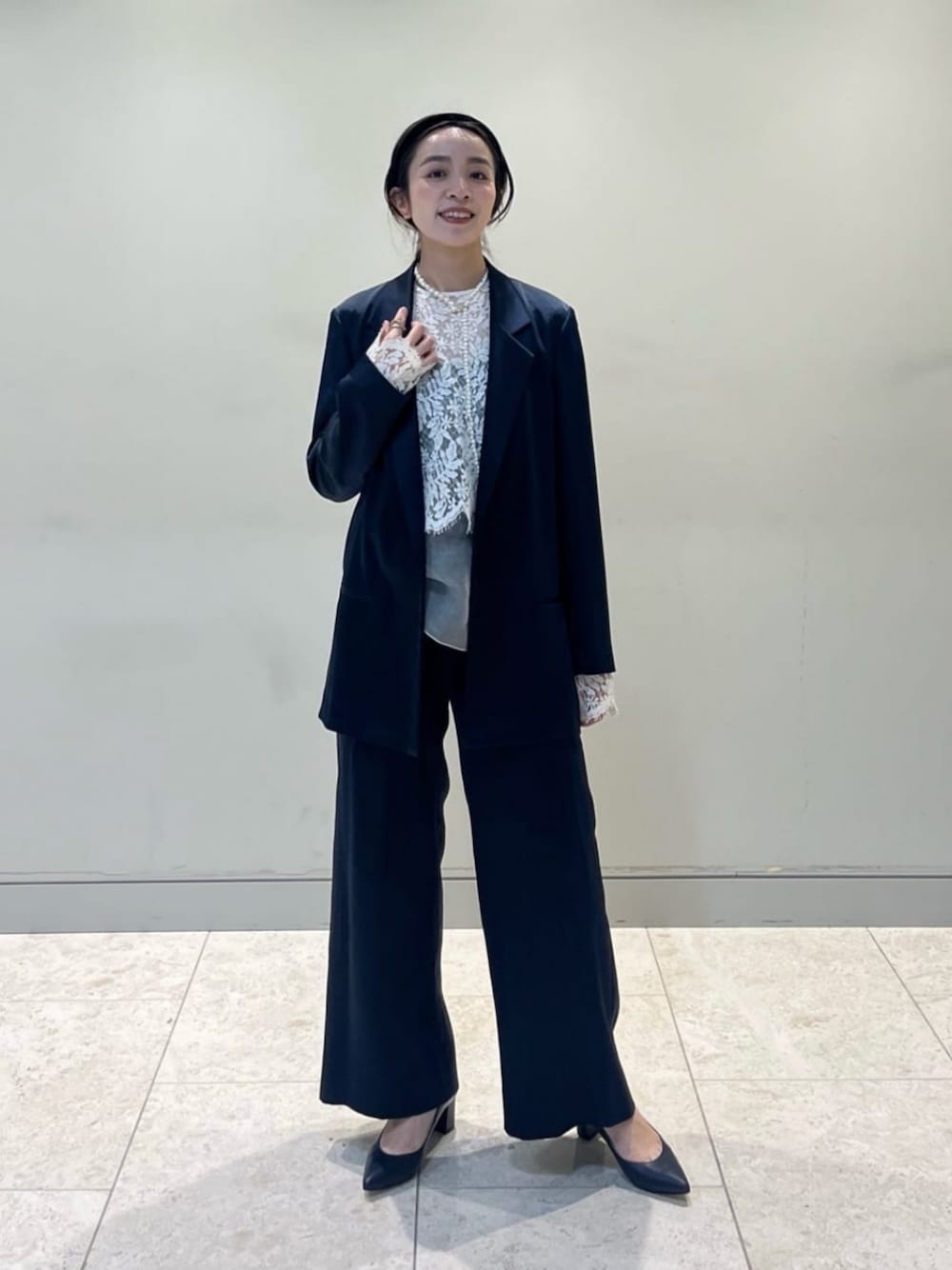 「ベーシック/トラッド、Pumps styling、Pants style、モード、フェミニン、ビジネス、フォーマル、骨格ウェーブ、セレモニー、入学式、入園式、卒業式、卒園式、ODETTE E ODILE、通勤コーデ」｜「ODETTE E ODILEのポインテッドブロックヒール パンプス55↓↑（パンプス、ブルー系）」を使った、笠岡 オデット エ オディール スタッフさん（レディース・157cm）の春コーディネートの1枚目の写真