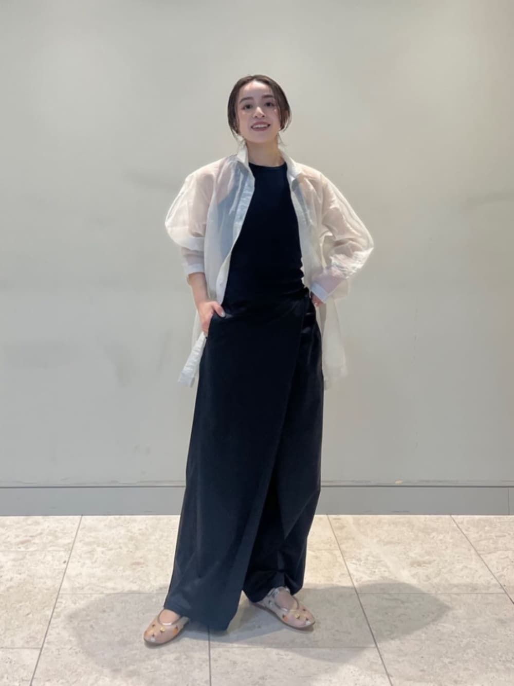 「Flat shoes styling、Pants style、モード、トレンド、リラックススタイル、フェミニン、フォーマル、骨格ウェーブ、春服、夏服、旅行、Odette e Odile、春コーデ、夏コーデ、気温20度から24度」｜「ODETTE E ODILEのメリージェーンソフト フラット10↑（バレエシューズ、その他）」を使った、笠岡 オデット エ オディール スタッフさん（レディース・157cm）の春コーディネートの1枚目の写真