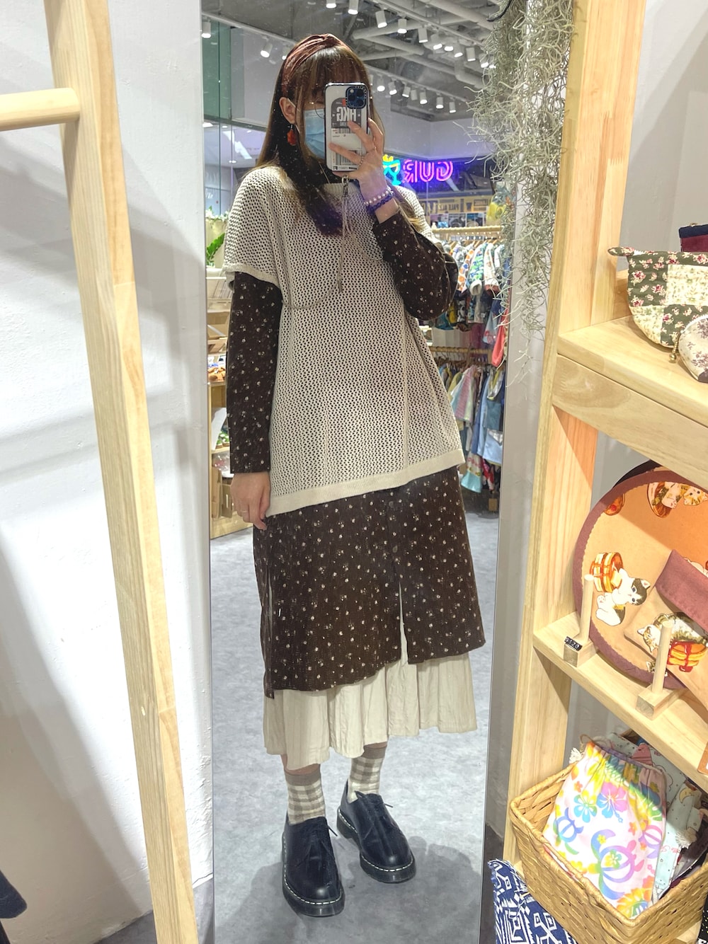 「ootd、flower」｜「Dr. MartensのDr.Martens/ドクターマーチン 1461Z WHITE STITCH/ﾎﾜｲﾄｽﾃｯﾁ ブーツ ローカット 正規取扱店  24757001（ブーツ、ブラック系）」を使った、simsimdes さん（レディース・168cm）の秋コーディネートの1枚目の写真