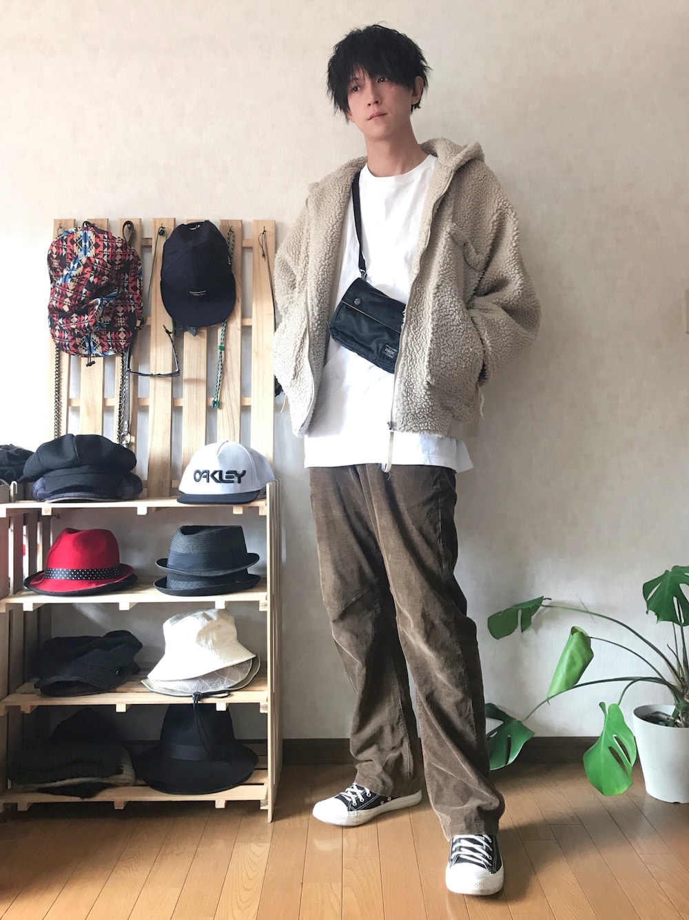 「スニーカーコーデ、ボアパーカー、ボア、コーデュロイ、ゆるコーデ、休日スタイル、カジュアル、白Tシャツ、ブラウン、ホワイト、PORTER、古着MIX、古着、ショルダーバッグ」｜「PORTERのTANKER ショルダーバッグ（ショルダーバッグ、ブラック系）」を使った、ゆーさん（メンズ・183cm）の冬コーディネートの1枚目の写真