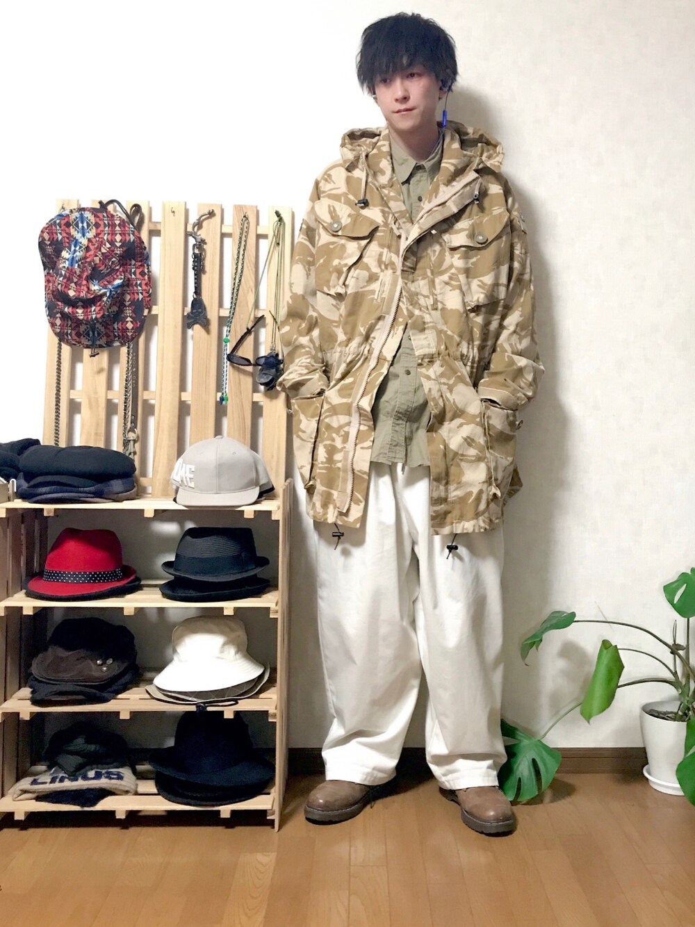 「ビッグシルエット、今日のコーデ、カジュアルコーデ、ミリタリー、Dr.Martens、ワイドパンツ、シャツ、ストリート、古着MIX、古着、ベージュ、春コーデ」｜「古着のアイテム（ミリタリージャケット、ベージュ系）」を使った、ゆーさん（メンズ・183cm）の春コーディネートの1枚目の写真
