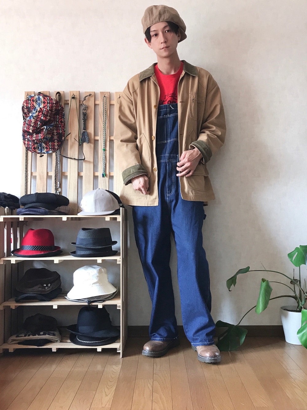 「休日コーデ、オーバーサイズ、大人コーデ、ビックシルエット、革靴、ハンティングジャケット、ハンチング、Dr.Martens、オーバーオール、スウェット、ゆるコーデ、春コーデ、ベージュ、赤スウェット、古着MIX」｜「古着のアイテム（スウェット、レッド系）」を使った、ゆーさん（メンズ・183cm）の春コーディネートの1枚目の写真
