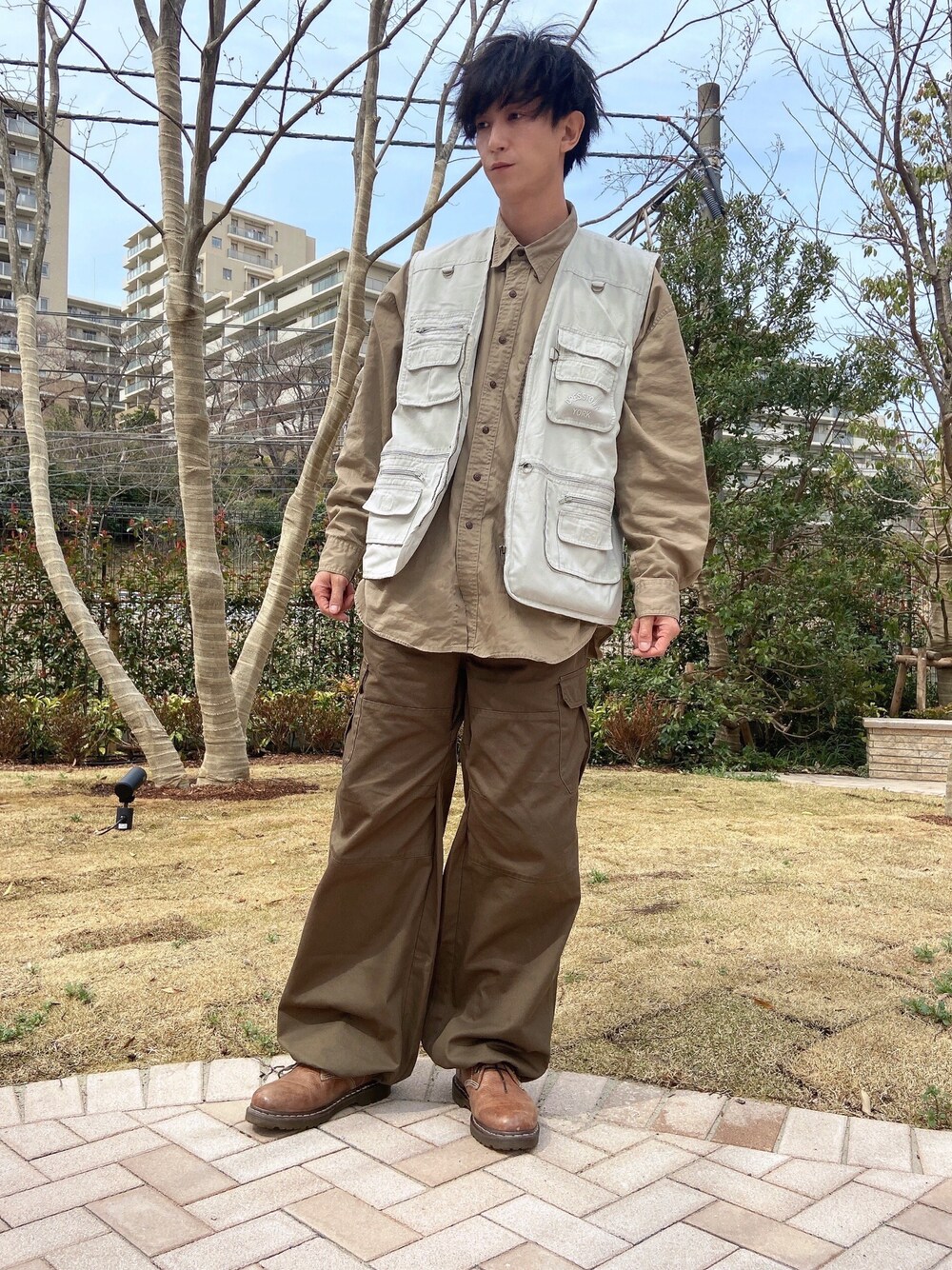 「ワイドパンツ、古着、古着MIX、Dr.Martens、ブーツ、ベスト、フィッシングベスト、シャツ、カーゴパンツ、ゆるコーデ、休日スタイル」｜「古着のアイテム（シャツ/ブラウス、ブラウン系）」を使った、ゆーさん（メンズ・183cm）の春コーディネートの1枚目の写真