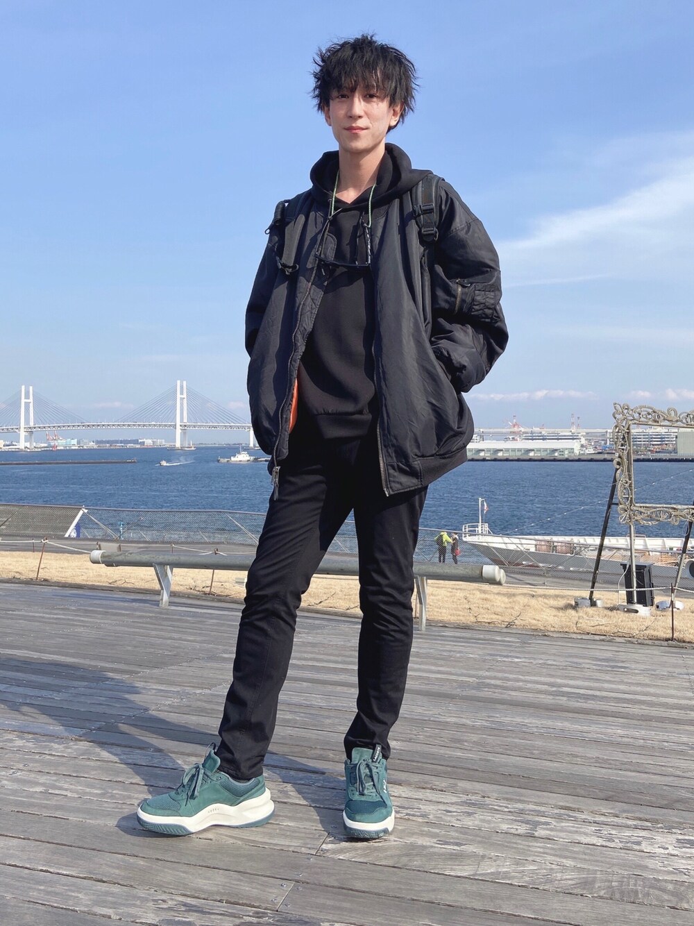 「オーバーサイズ、きれいめカジュアル、GU、ブラック、ストリート、プチプラコーデ、UNIQLO、古着、古着MIX、パーカー、MA-1、スニーカー、リュック」｜「GUのアイテム（パーカー、ブラック系）」を使った、ゆーさん（メンズ・183cm）の春コーディネートの1枚目の写真