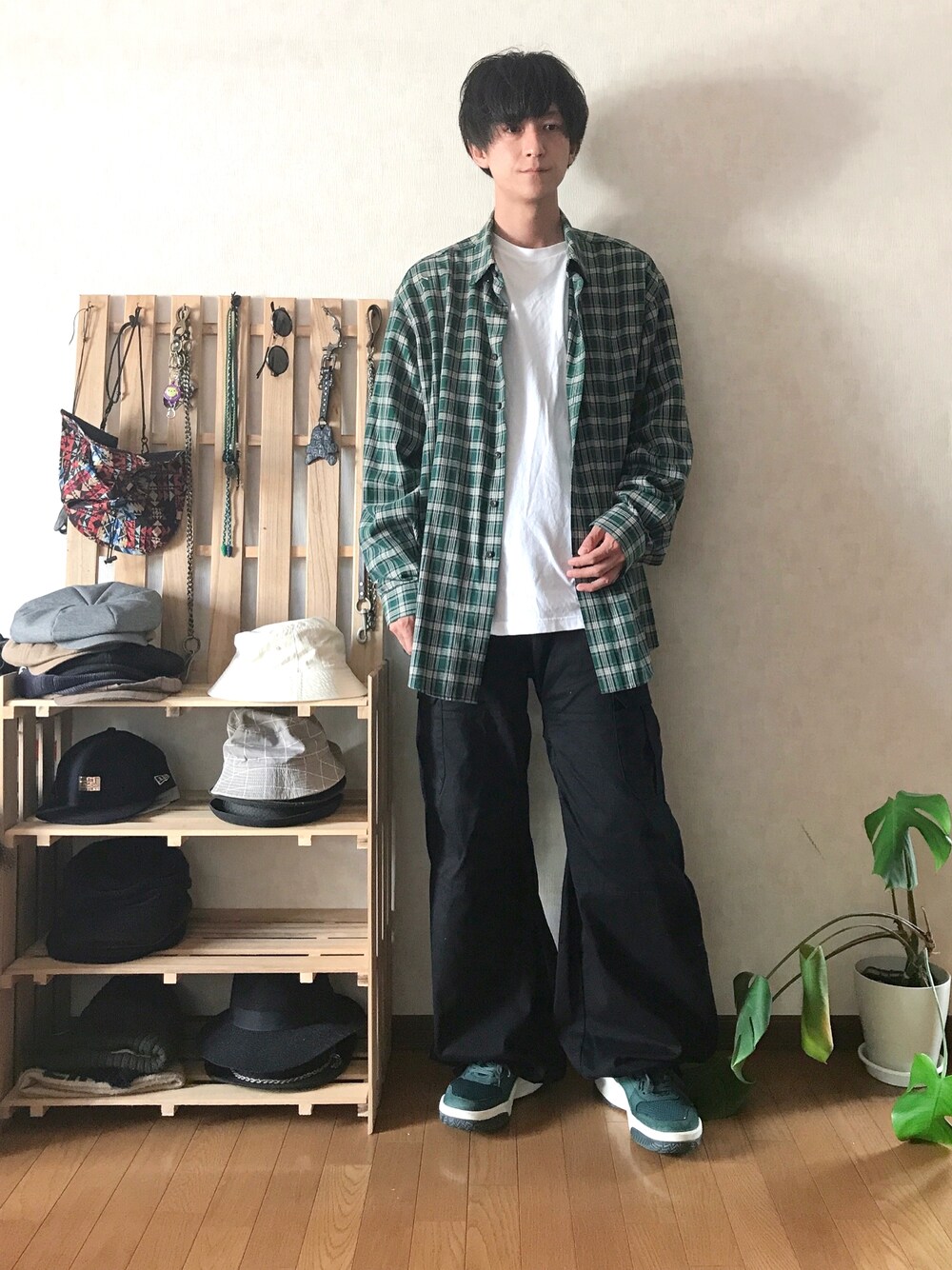 「休日スタイル、春コーデ、ワイドパンツ、古着MIX、ゆるコーデ、今日のコーデ、カーゴパンツ、チェックシャツ、ラコステ」｜「通販のアイテム（Tシャツ/カットソー、ホワイト系）」を使った、ゆーさん（メンズ・183cm）の春コーディネートの1枚目の写真