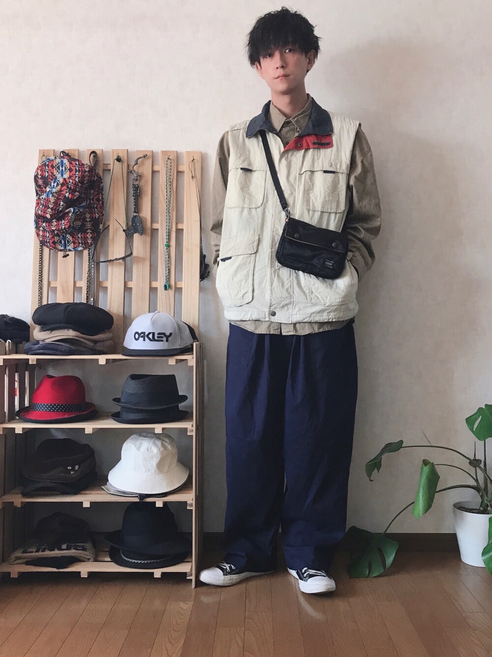 「春、カジュアル、休日スタイル、ビックシルエット、ワイドパンツ、ベスト、古着コーデ、古着、スニーカー、シャツ、ゆるコーデ、フィッシングベスト、ショルダーバッグ、バルーンパンツ、古着MIX」｜「古着のアイテム（ベスト、ホワイト系）」を使った、ゆーさん（メンズ・183cm）の春コーディネートの1枚目の写真