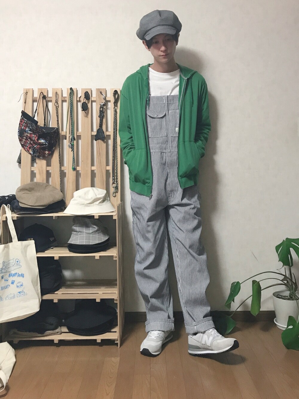 「春コーデ、スニーカー、休日スタイル、オーバーオール、パーカー、キャスケット、ニューバランス、古着、古着MIX」｜「GRAPEFRUIT MOONのアイテム（キャスケット、グレー系）」を使った、ゆーさん（メンズ・183cm）の春コーディネートの1枚目の写真