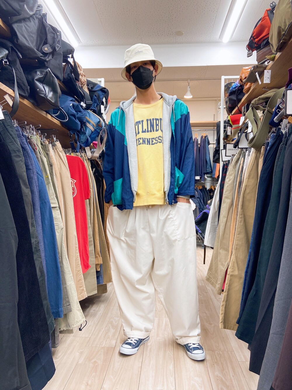 「春コーデ、ストリートコーデ、プチプラ、ワイドパンツ、白パンツ、バケットハット、古着、古着MIX、コンバース、スウェット、パーカー、ナイロンジャケット」｜「古着のアイテム（ハット、ホワイト系）」を使った、ゆーさん（メンズ・183cm）の春コーディネートの1枚目の写真