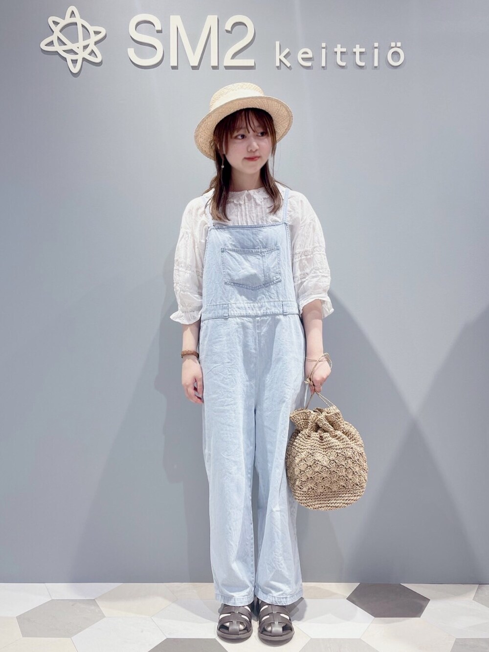 「夏コーデ、初夏コーデ、カジュアルガーリー、カンカン帽、グルカサンダル、サロペット」｜「Samansa Mos2の太リボンカンカン帽（ハット、ホワイト系）」を使った、まゆさん（レディース・151cm）の春コーディネートの1枚目の写真