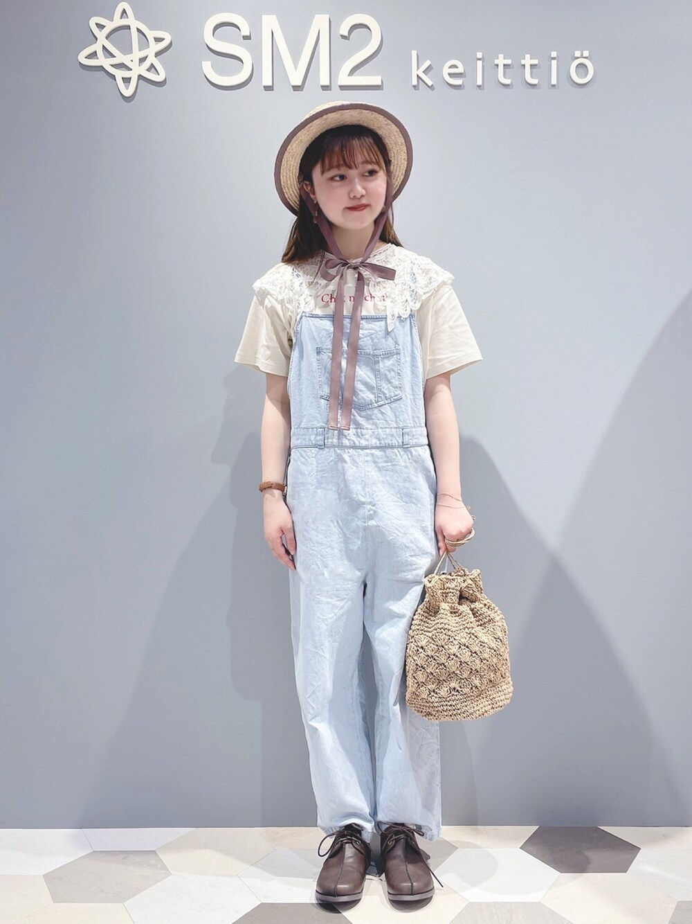 「夏コーデ、パンツスタイル、つけ襟、カンカン帽、キャミサロペット、カジュアルガーリー、淡色コーデ」｜「Samansa Mos2のリボンテープ付パイピングカンカン帽（ハット、ブラウン系）」を使った、まゆさん（レディース・151cm）の春コーディネートの1枚目の写真