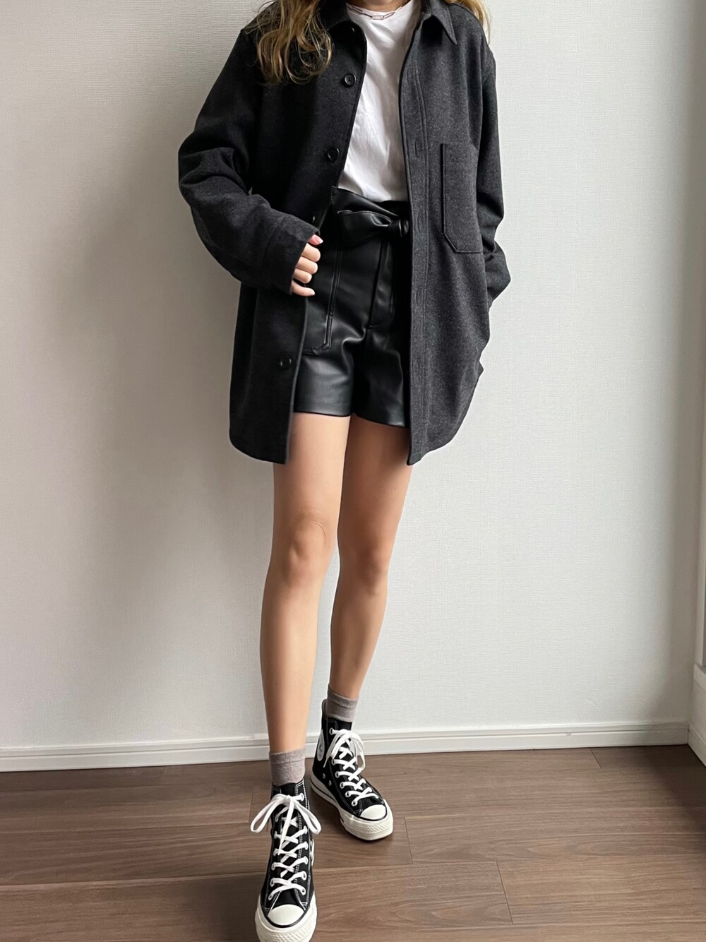 グレー系のジャケット/アウター、ブラック系のその他パンツ、ブラック系のスニーカーを着用したレディースの秋コーディネートの1枚目の写真