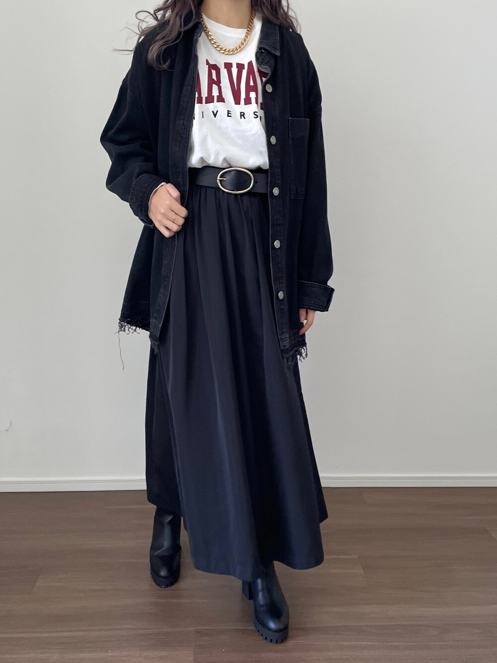 ホワイト系のTシャツ/カットソー、ブラック系のデニムジャケット、ブラック系のスカートを着用したレディースの秋コーディネートの1枚目の写真