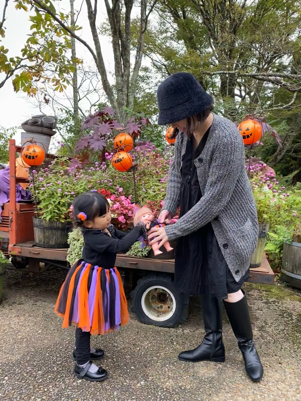 「ハロウィン、ハロウィンコーデ、ブラック、ブラックコーデ、ロングブーツ、ブーツ、帽子、ハット、ママコーデ、ママファッション、秋服、秋服コーデ、プチプラコーデ、モノトーン、黒」｜「DEOSUNNYのアイテム（帽子、ブラック系）」を使った、AYUMIさん（レディース・157cm）の秋コーディネートの1枚目の写真