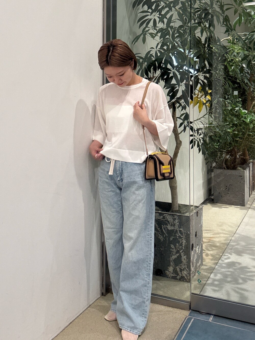 「大人カジュアル、休日スタイル、デニム、お出かけコーデ、低身長コーデ、楽チンコーデ、夏コーデ」｜「Whim Gazetteのドロストデニム（デニムパンツ、ブルー系）」を使った、dnmomokoさん（レディース・154cm）の春コーディネートの1枚目の写真
