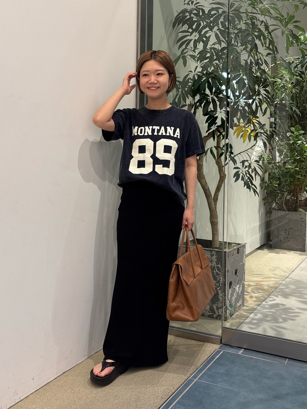 「大人カジュアル、きれいめカジュアル、サンダル、お出かけコーデ、低身長コーデ、楽チンコーデ、Tシャツ、ボストンバッグ、夏コーデ、ロゴT」｜「Whim GazetteのナンバリングTシャツ（Tシャツ/カットソー、ブルー系）」を使った、dnmomokoさん（レディース・154cm）の春コーディネートの1枚目の写真