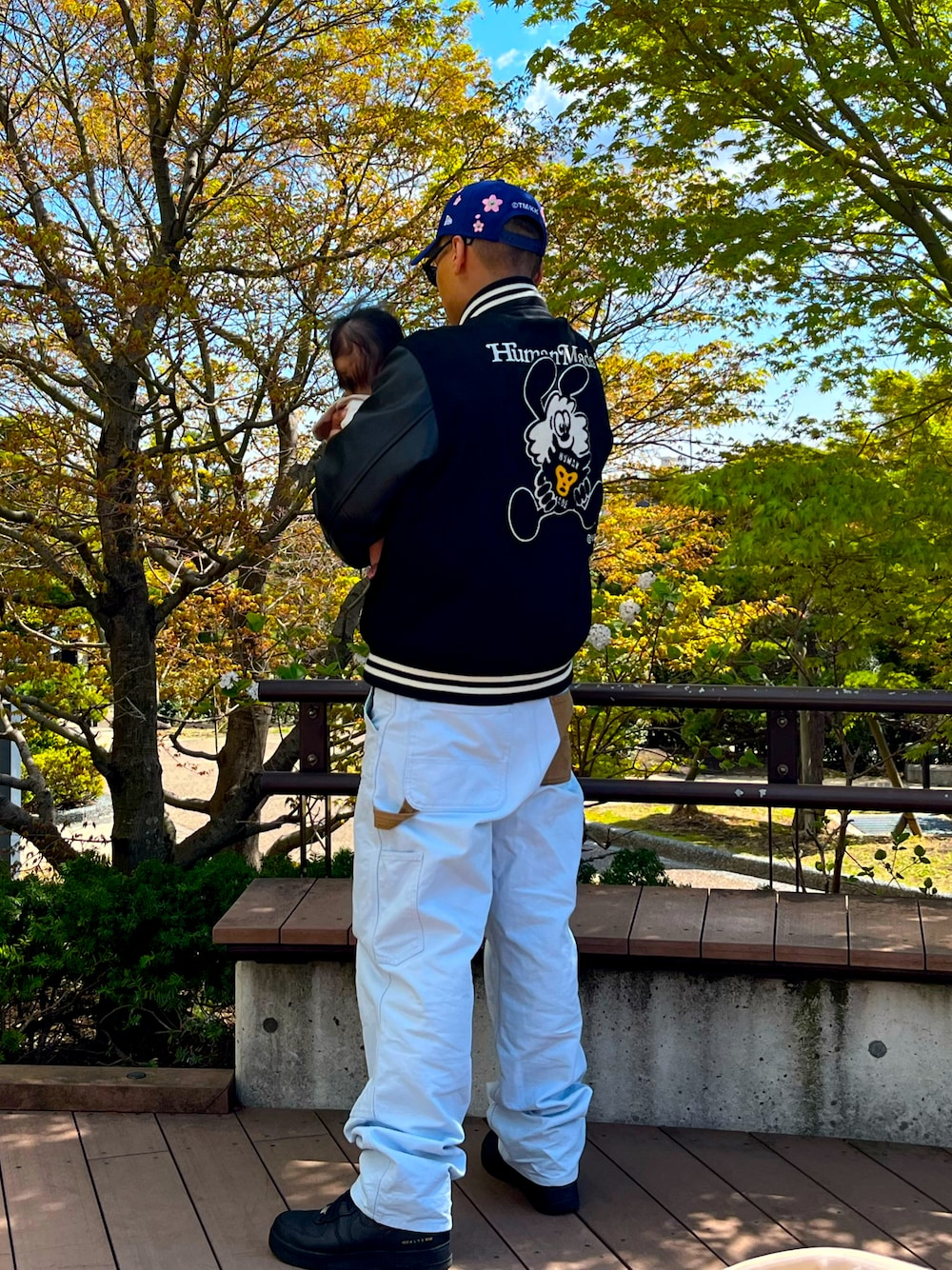 「Carhartt WIPのアイテム（カーゴパンツ、ブルー系）」を使った、likeajpさん（メンズ・172cm）の春コーディネートの1枚目の写真