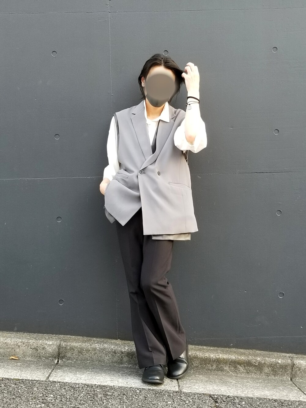 ブラック系のスラックス、ホワイト系のシャツ/ブラウス、グレー系のベストを着用したメンズの夏コーディネートの1枚目の写真