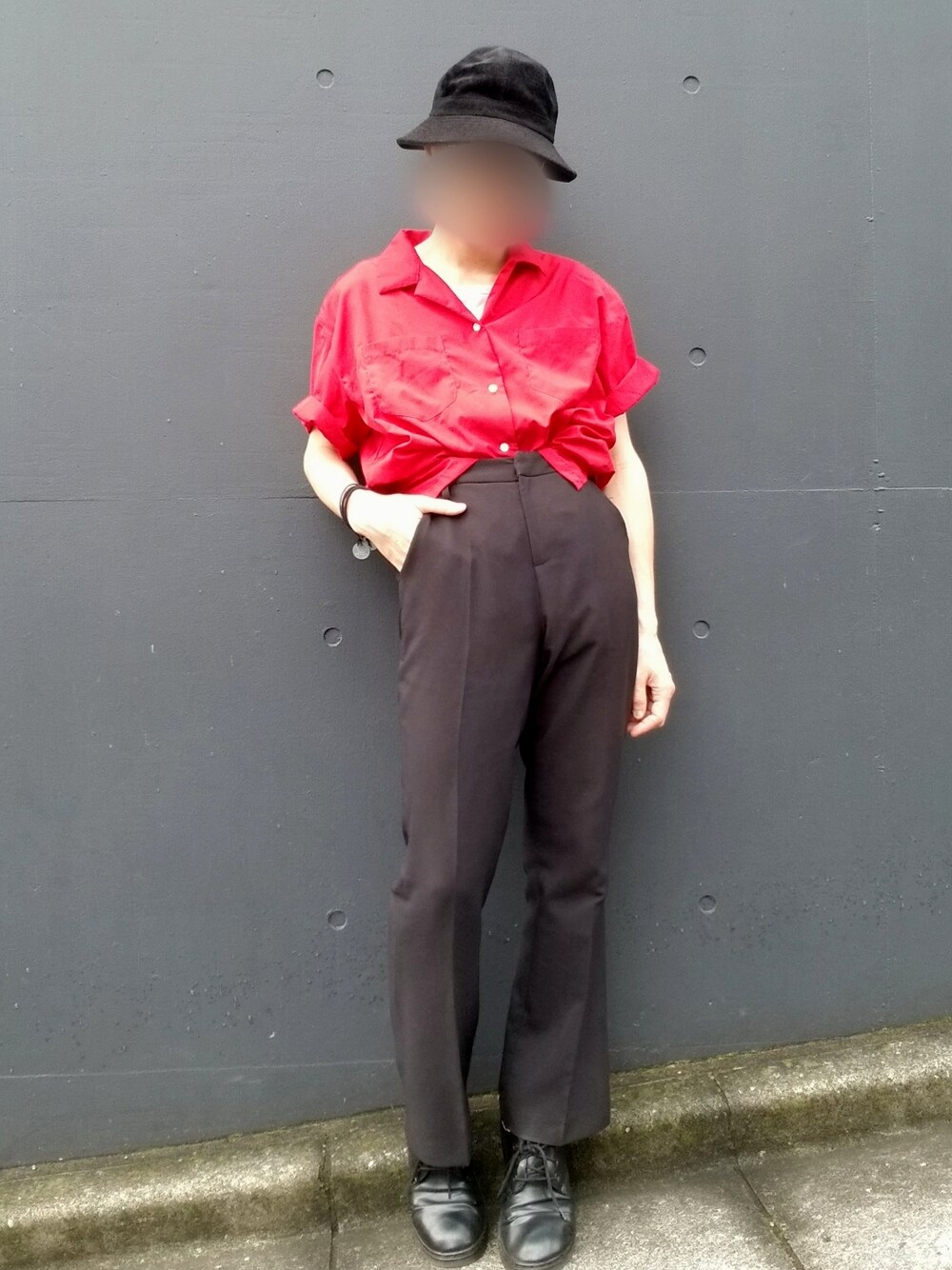 レッド系のシャツ/ブラウス、ホワイト系のタンクトップ、ブラック系のスラックスを着用したメンズの夏コーディネートの1枚目の写真