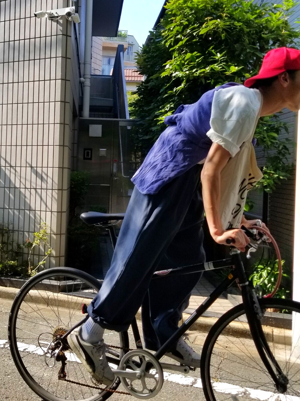 ホワイト系のTシャツ/カットソー、ブルー系のシャツ/ブラウス、ブルー系のスラックスを着用したメンズの夏コーディネートの1枚目の写真