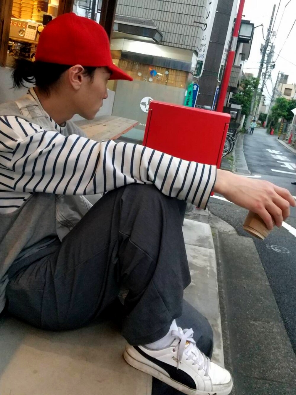 ホワイト系のスニーカー、その他のTシャツ/カットソー、グレー系のベストを着用したメンズの秋コーディネートの1枚目の写真