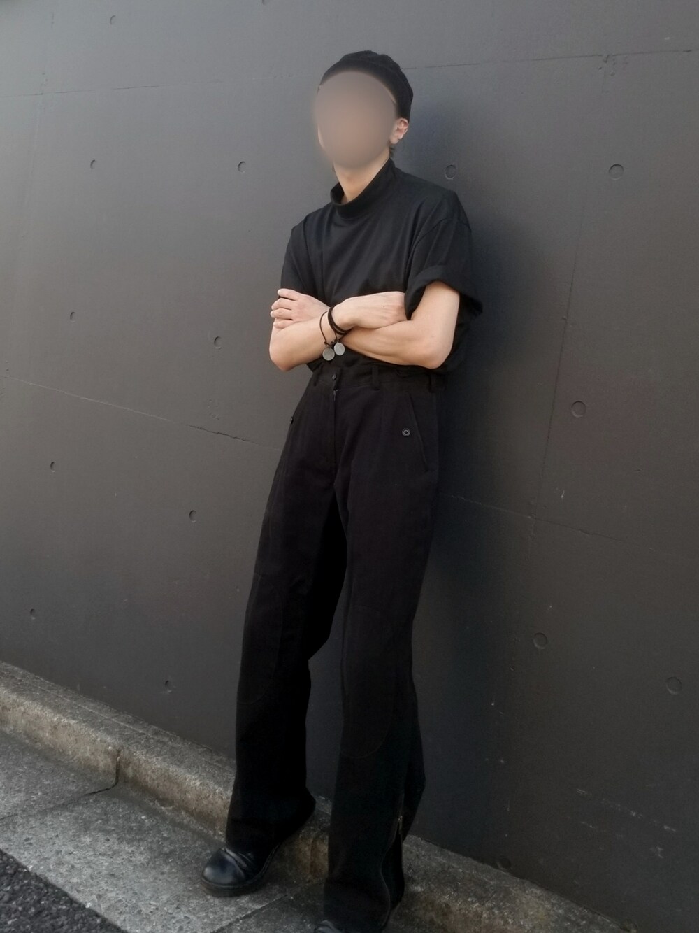 ブラック系のその他パンツ、ブラック系のローファー、ブラック系のニットキャップ/ビーニーを着用したメンズの秋コーディネートの1枚目の写真