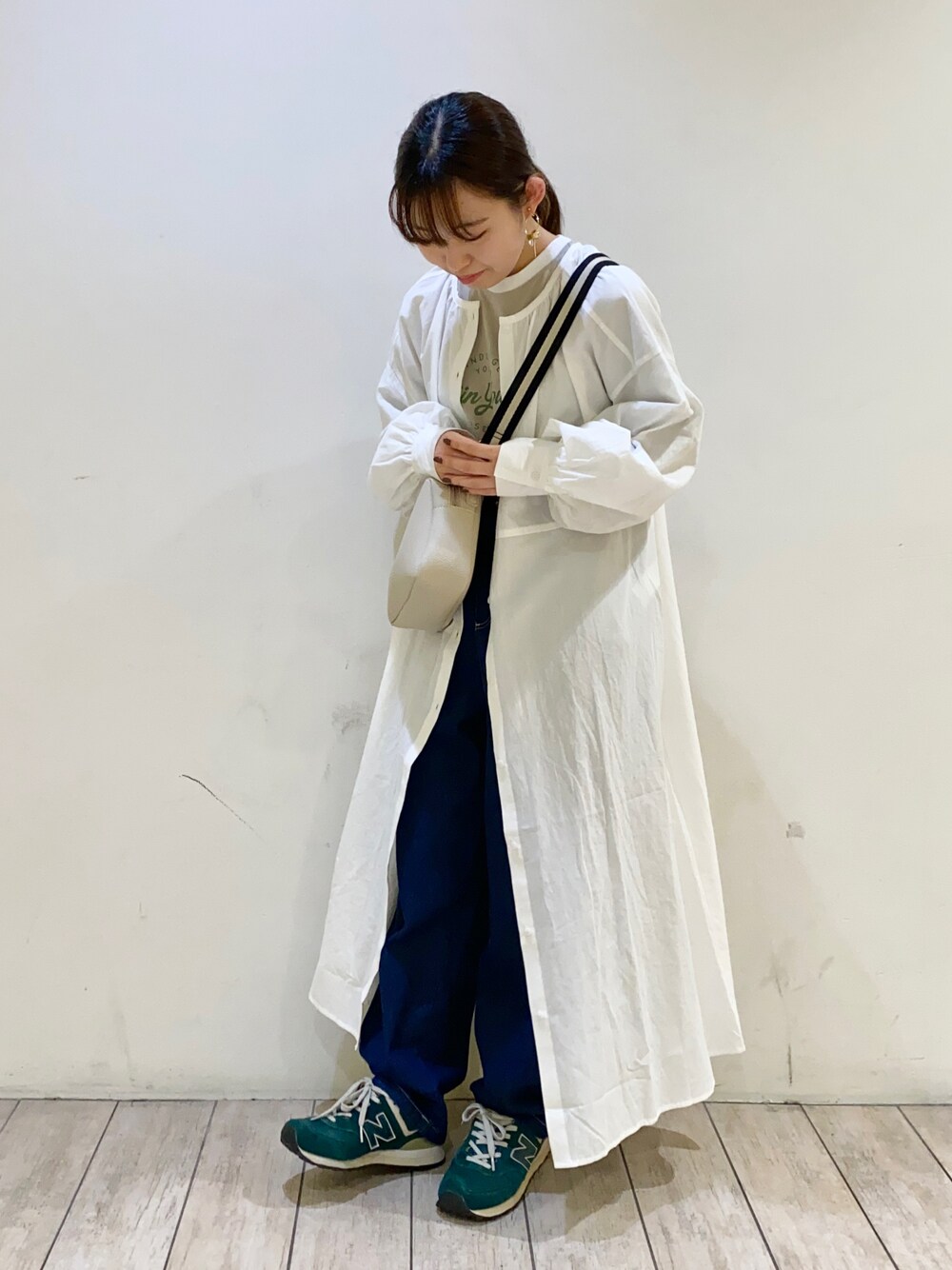 「春コーデ、パンツスタイル、カジュアル、春服、デニム、低身長コーデ、おしゃれさんと繋がりたい、オールマイティボトム、シャツワンピ、シャツワンピース、ロゴT、ehka sopo、エヘカソポ、デニムパンツ、カジュアルスタイル」｜「ehka sopoのワイドベルトショルダーバッグ（ハンドバッグ、ホワイト系）」を使った、Kotoneさん（レディース・151cm）の冬コーディネートの1枚目の写真