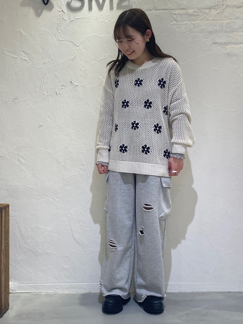 「ラクチンコーデ、低身長女子、レイヤードコーデ、楽チンコーデ、ニット、メッシュ、スウェットパンツ、カーゴパンツ、ゆるコーデ、春コーデ、春、重ね着、エヘカソポ、ehka sopo、スニーカー」｜「ehka sopoの花柄メッシュニットプルオーバー（ニット/セーター、ホワイト系）」を使った、Kotoneさん（骨格ストレート・レディース・151cm）の春コーディネートの1枚目の写真