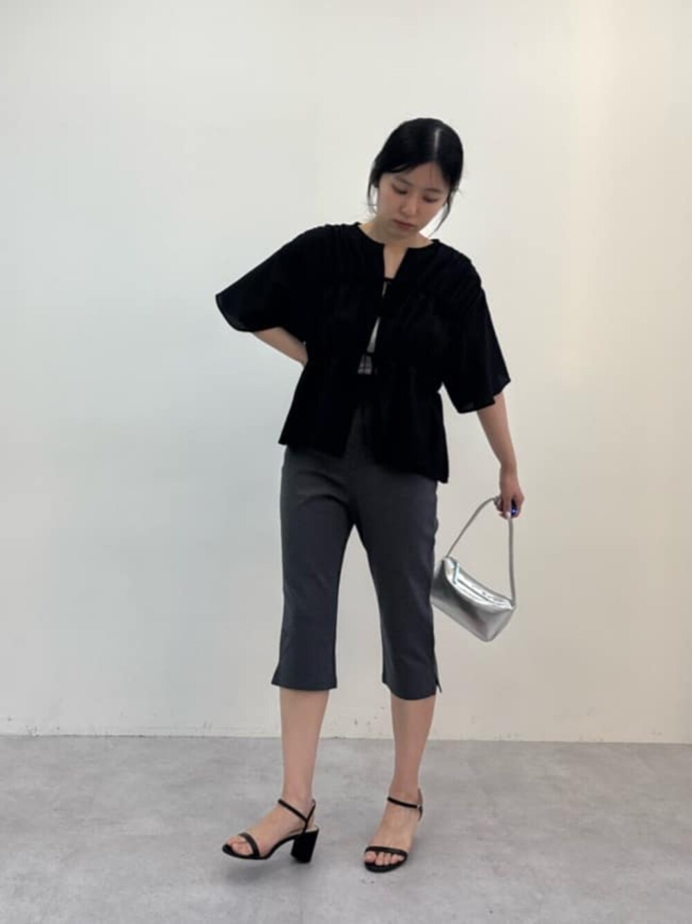 シルバー系のショルダーバッグ、ブラック系のサンダル、グレー系のその他パンツを着用したレディースの春コーディネートの1枚目の写真