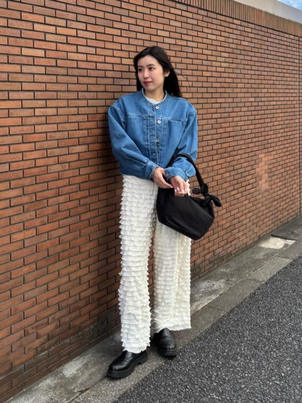 ホワイト系のその他パンツ、ブルー系のデニムジャケット、ブルー系のTシャツ/カットソーを着用したレディースの春コーディネートの1枚目の写真