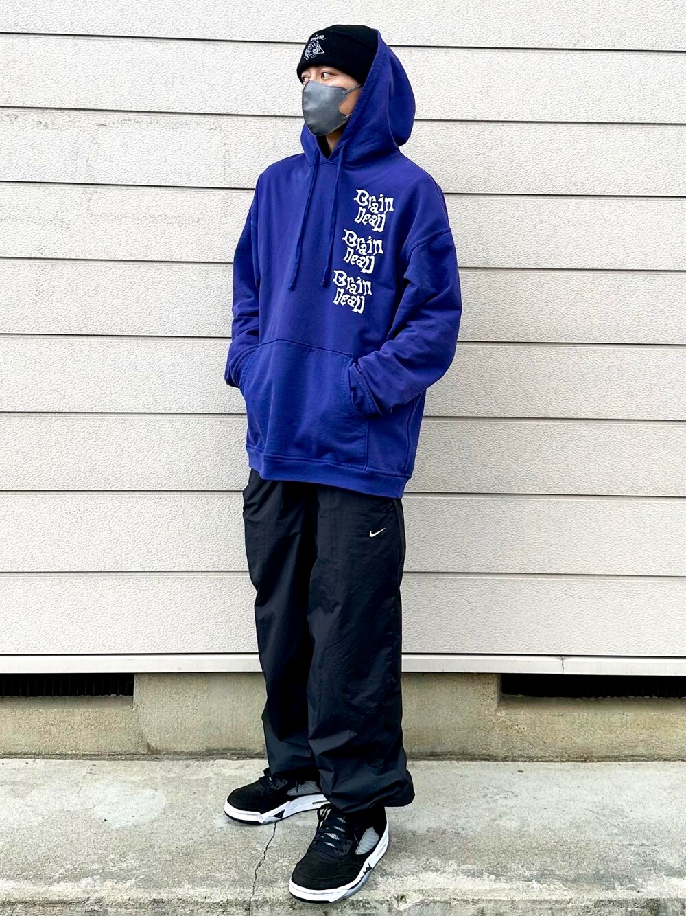 「秋冬コーデ、ストリート、古着MIX、ootd、ストリートMIX、パーカーコーデ、パーカー、ナイロンパンツ、aj5、秋服コーデ、秋服、ビーニー、古着コーデ、古着、バックプリント」｜「BRAIN DEADのアイテム（パーカー、パープル系）」を使った、リクト　さん（メンズ・171cm）の秋コーディネートの1枚目の写真