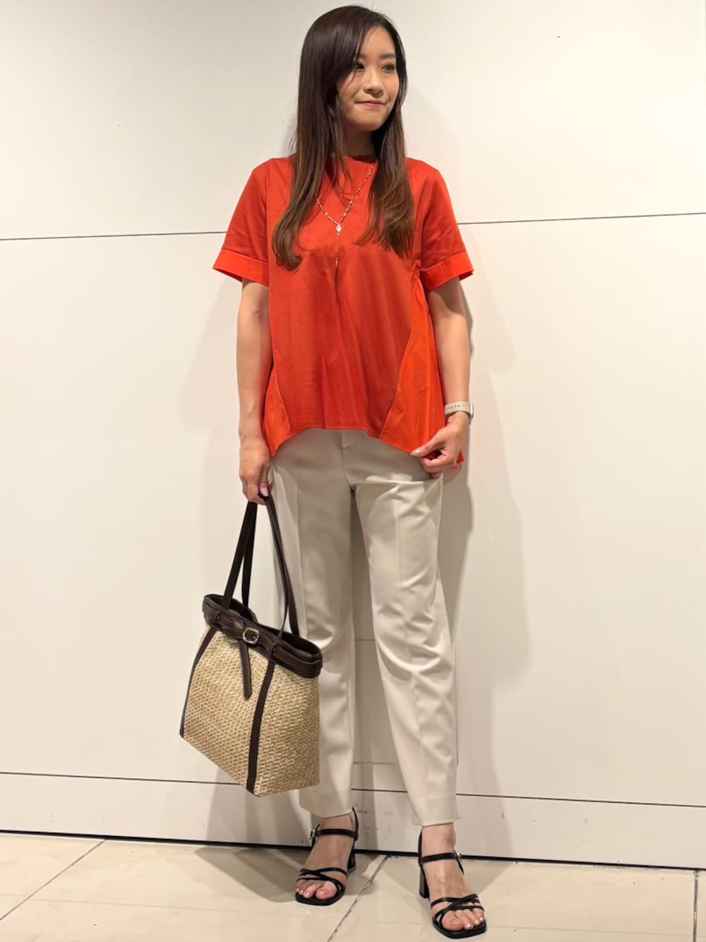 レッド系のTシャツ/カットソー、ベージュ系のその他パンツ、イエロー系のトートバッグを着用したレディースの夏コーディネートの1枚目の写真