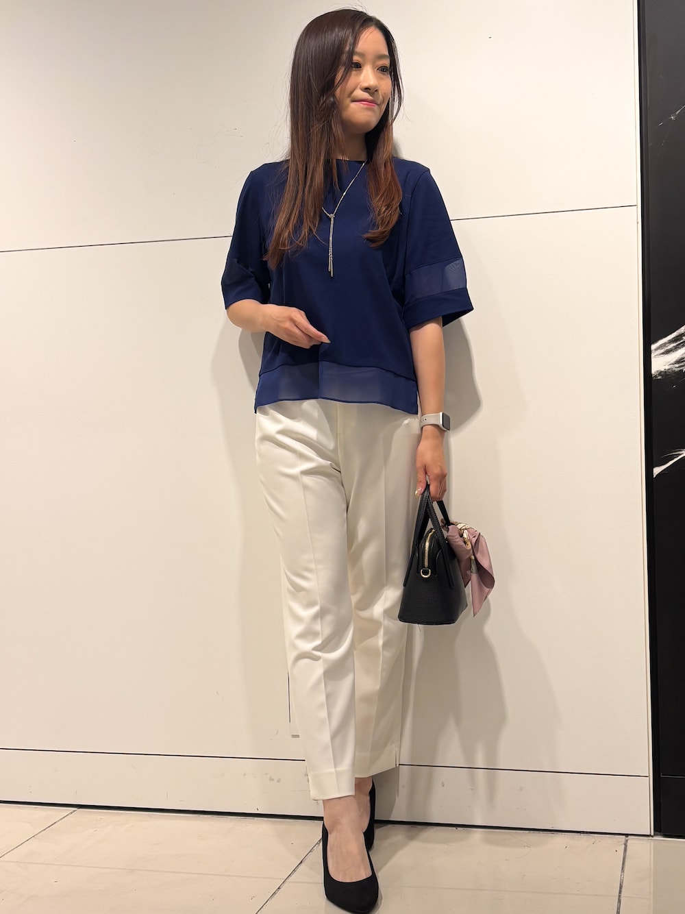 ブルー系のTシャツ/カットソー、ホワイト系のその他パンツ、ブラック系のショルダーバッグを着用したレディースの春コーディネートの1枚目の写真