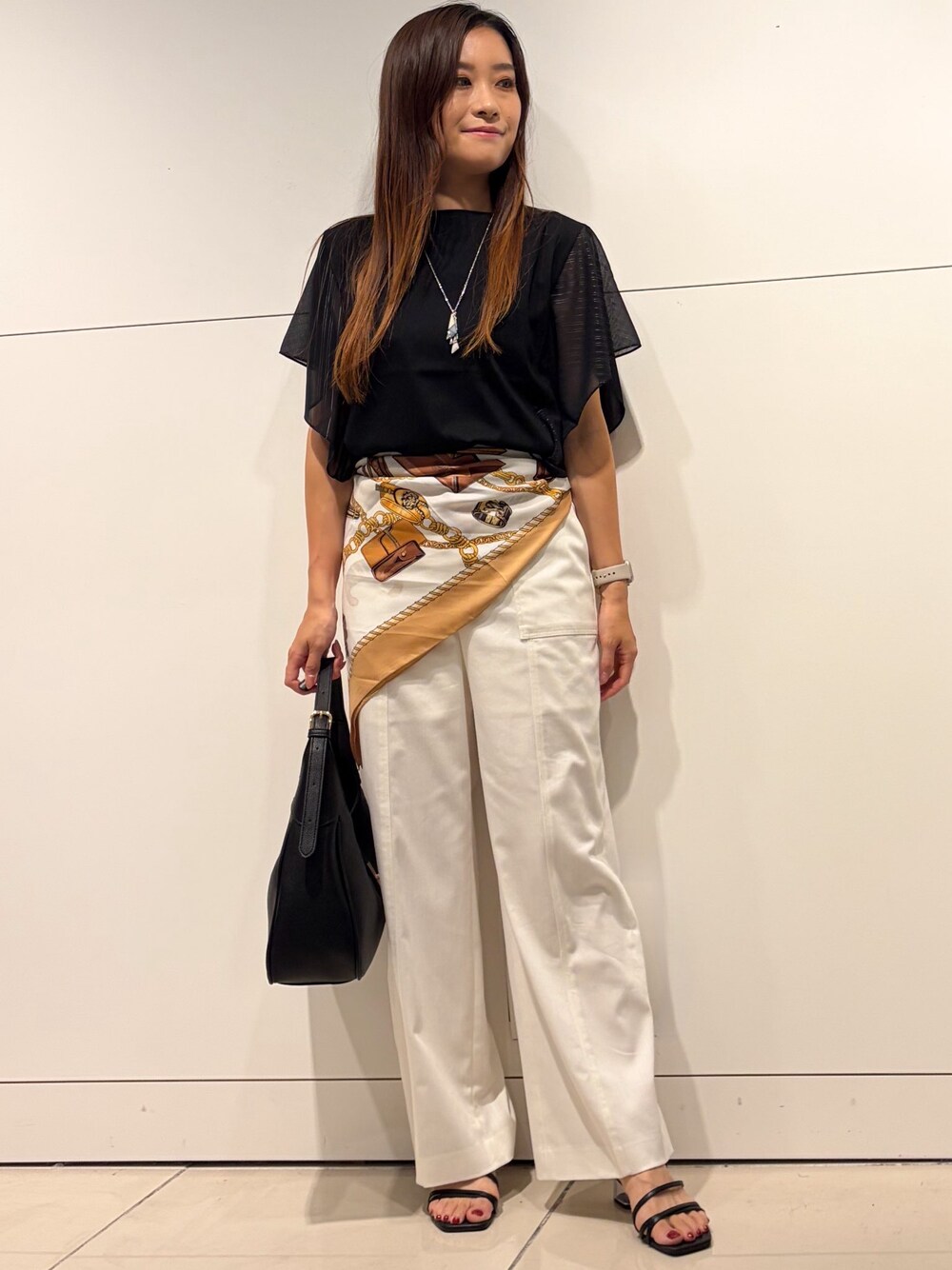 ブラック系のTシャツ/カットソー、ホワイト系のその他パンツ、ブラック系のショルダーバッグを着用したレディースの夏コーディネートの1枚目の写真