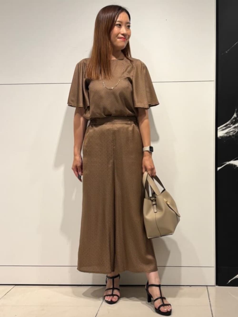 ブラウン系のシャツ/ブラウス、ブラウン系のその他パンツ、ベージュ系のトートバッグを着用したレディースの夏コーディネートの1枚目の写真
