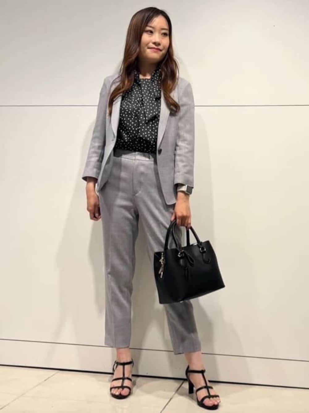 ブラック系のショルダーバッグを着用したレディースの夏コーディネートの1枚目の写真