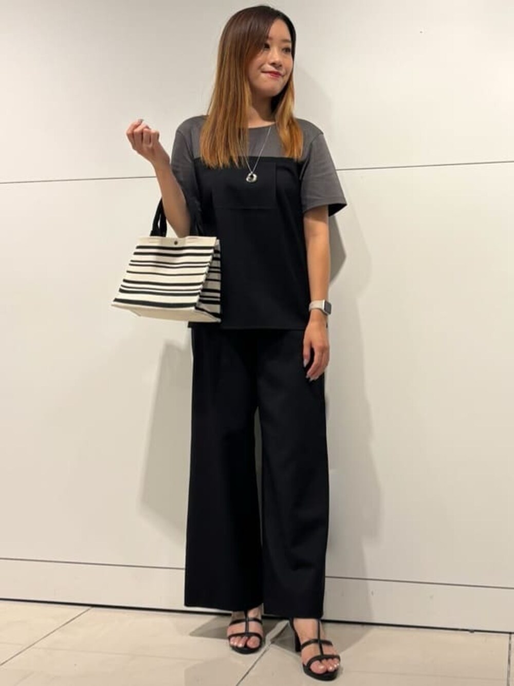 ブラック系のTシャツ/カットソー、ブラック系のその他パンツ、ブラック系のトートバッグを着用したレディースの秋コーディネートの1枚目の写真