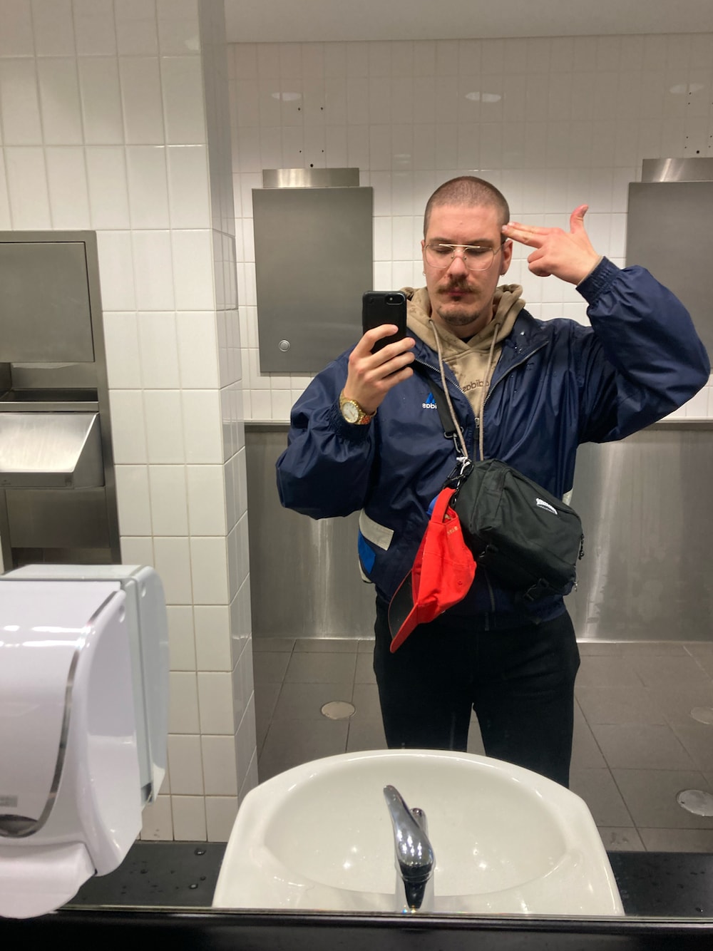 「adidas、Australia」｜「VINTAGEのアイテム（デニムパンツ、ブラック系）」を使った、jimmyadiladさん（メンズ・183cm）の春コーディネートの1枚目の写真