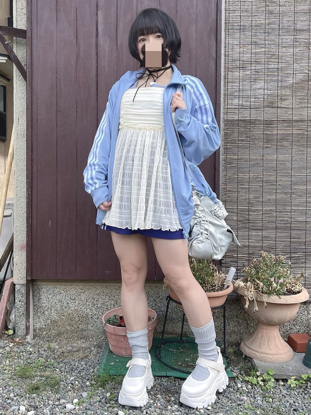 「SNIDELのアイテム（ジャージ、ブルー系）」を使った、ペキさん（レディース・50cm）の春コーディネートの1枚目の写真