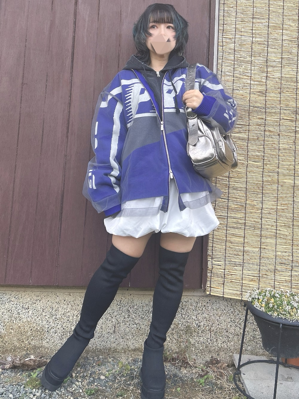 「チュールニット、ニットブルゾン、バルーンスカート、ミニスカート、ミニスカート　白、ニーハイブーツ、パーカーコーデ」｜「JEANASISのFadeクラッシュZIPパーカー/152739（パーカー、ブラック系）」を使った、ペキさん（レディース・50cm）の春コーディネートの1枚目の写真
