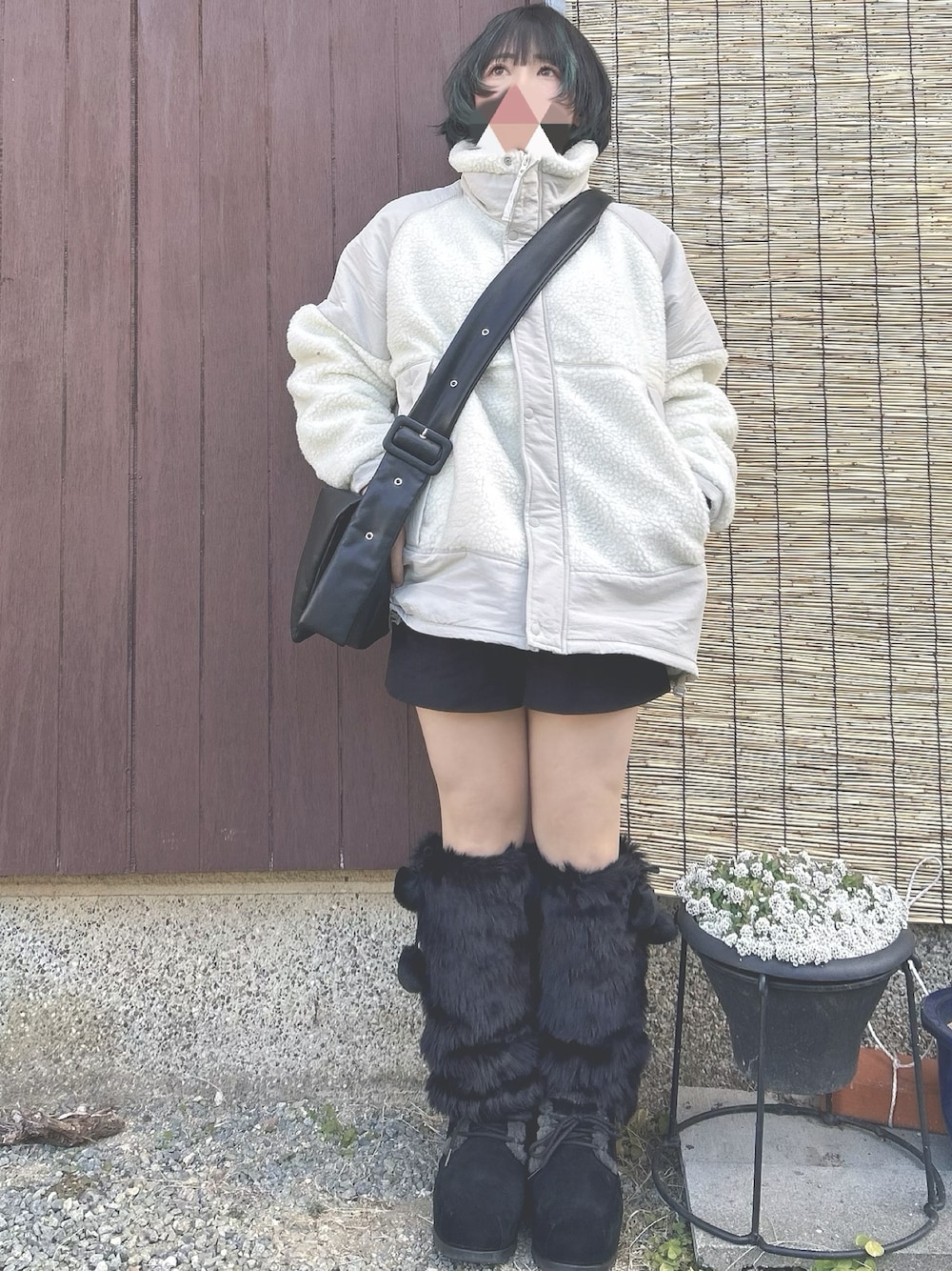 「ボアジャケット、ブルゾン、ショートパンツ、モノトーンコーデ、レッグウォーマー、UGGブーツ、スポーツミックス、ななめかけバッグ」｜「niko and...のスポーティースタンドボアジャケット（ブルゾン、ベージュ系）」を使った、ペキさん（レディース・50cm）の冬コーディネートの1枚目の写真