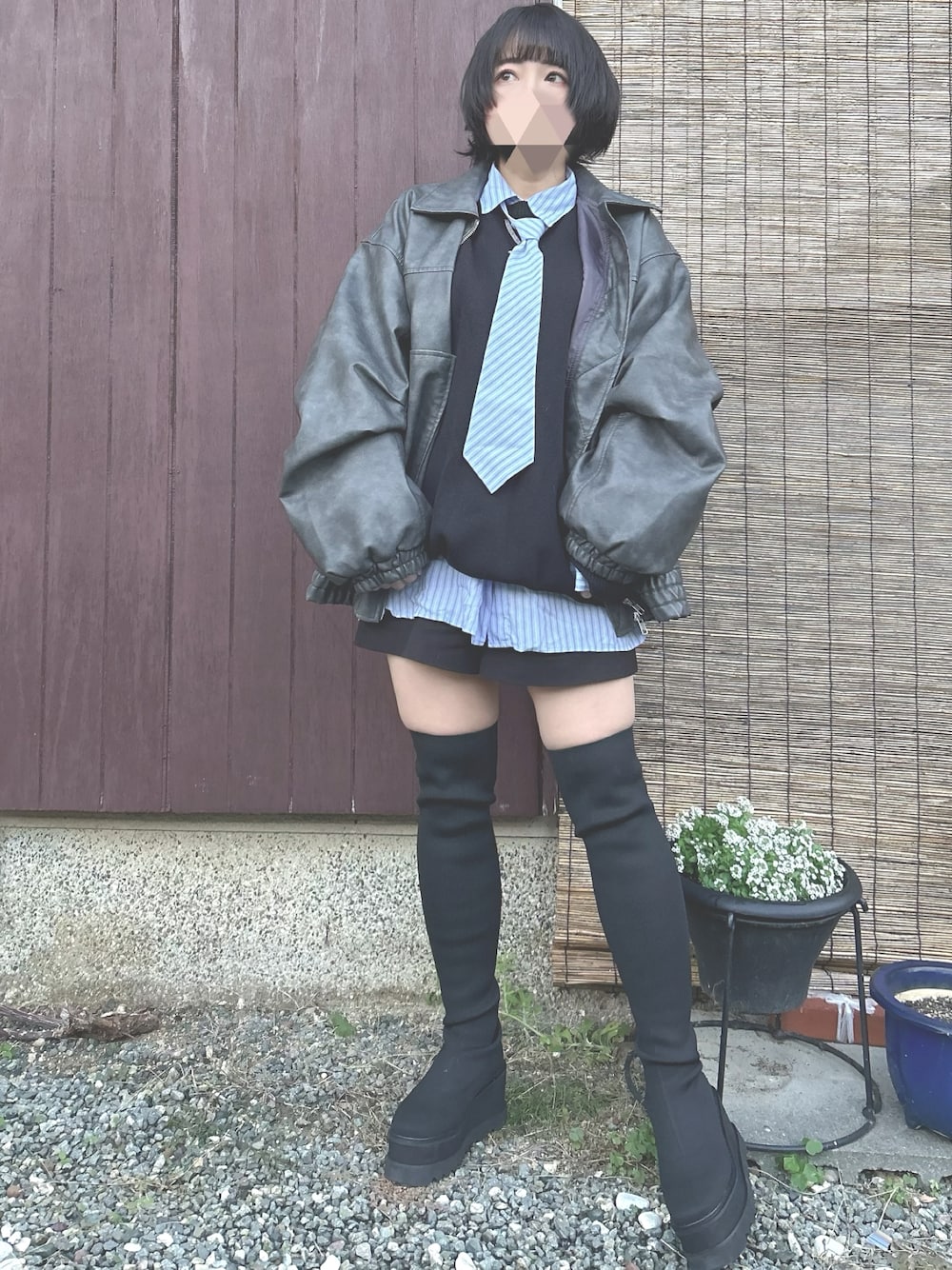 「レザーブルゾン、オーバーブルゾン、ストライプシャツ、ネクタイコーデ、ネクタイシャツ、ショートパンツ、ニーハイブーツ、マニッシュ、秋コーデ」｜「PAGEBOYのサンドヴィンテージレザーブルゾン（ブルゾン、グレー系）」を使った、ペキさん（レディース・50cm）の秋コーディネートの1枚目の写真