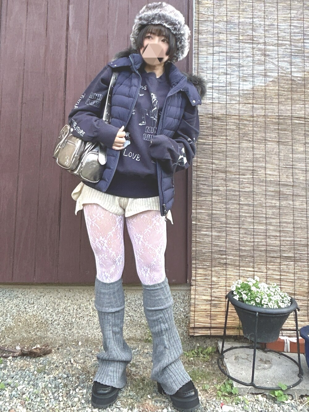 「フライトキャップ、スウェット、ダウンベスト、ニットショートパンツ、レースタイツ、レッグウォーマー、冬コーデ」｜「LAKOLEのフライトハット / 149313（ハット、ブラック系）」を使った、ペキさん（レディース・50cm）の秋コーディネートの1枚目の写真