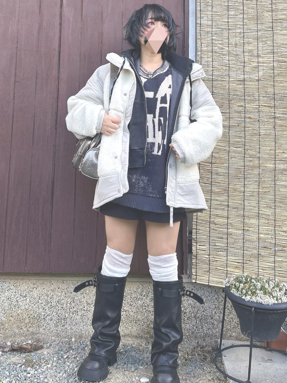 「ボアジャケット、ボアブルゾン、ロゴニット、パーカーコーデ、ショートパンツ、ミドルブーツ」｜「PAGEBOYのハートマンテルネックレス2（ネックレス、シルバー系）」を使った、ペキさん（レディース・50cm）の冬コーディネートの1枚目の写真
