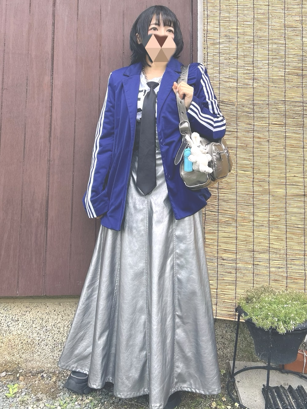 「マキシスカート、ハイウエスト、Tシャツ、ネクタイ、テーラードジャケット」｜「KISHIDAMIKIのアイテム（ネックレス、ブラック系）」を使った、ペキさん（レディース・50cm）の春コーディネートの1枚目の写真