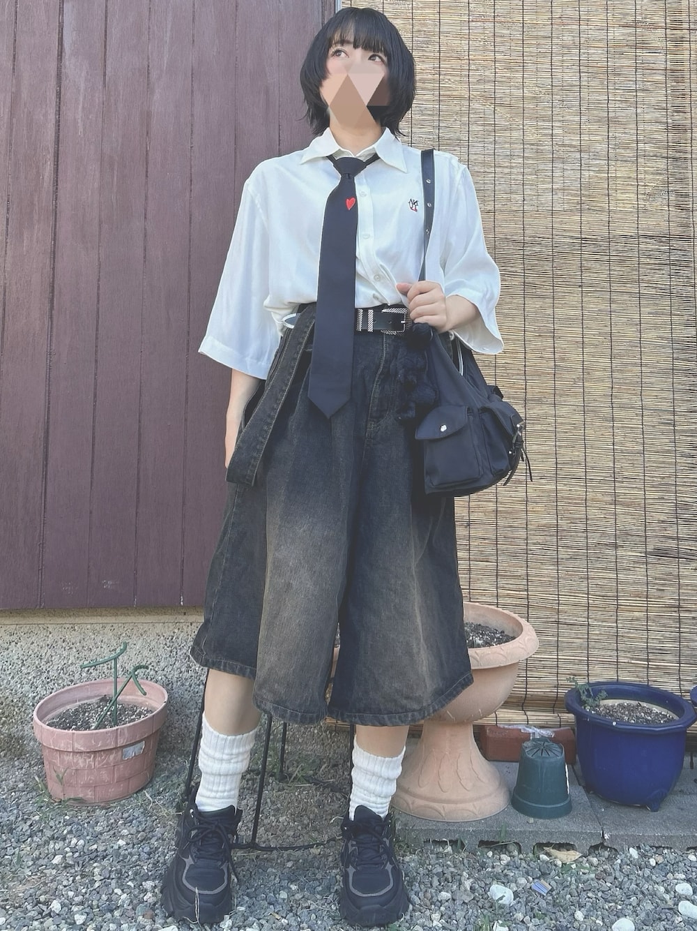 「マニッシュ、プレッピー、ハーフパンツ、デニムパンツ、サスペンダーパンツ、シャツスタイル、アツいコーデ全部見せ、ネクタイ、ネクタイコーデ」｜「Anuiの【UNISEX/あやせりんてコラボ】ハートエンブロネクタイ（ネクタイ、ブラック系）」を使った、ペキさん（レディース・50cm）の夏コーディネートの1枚目の写真