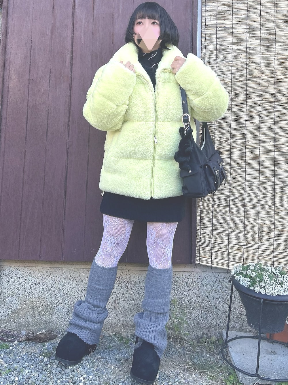 「UGGブルゾン、UGGブーツ、レッグウォーマー、レースタイツ、白タイツ、ミニスカート、黒ミニスカート」｜「MAISON SPECIALのBLESSING Flocky Print Turtleneck Tops/BLESSINGフロッキータートルトップス【MAISON SPECIAL/メゾンスペシャル】（Tシャツ/カットソー、ブラック系）」を使った、ペキさん（レディース・50cm）の冬コーディネートの1枚目の写真