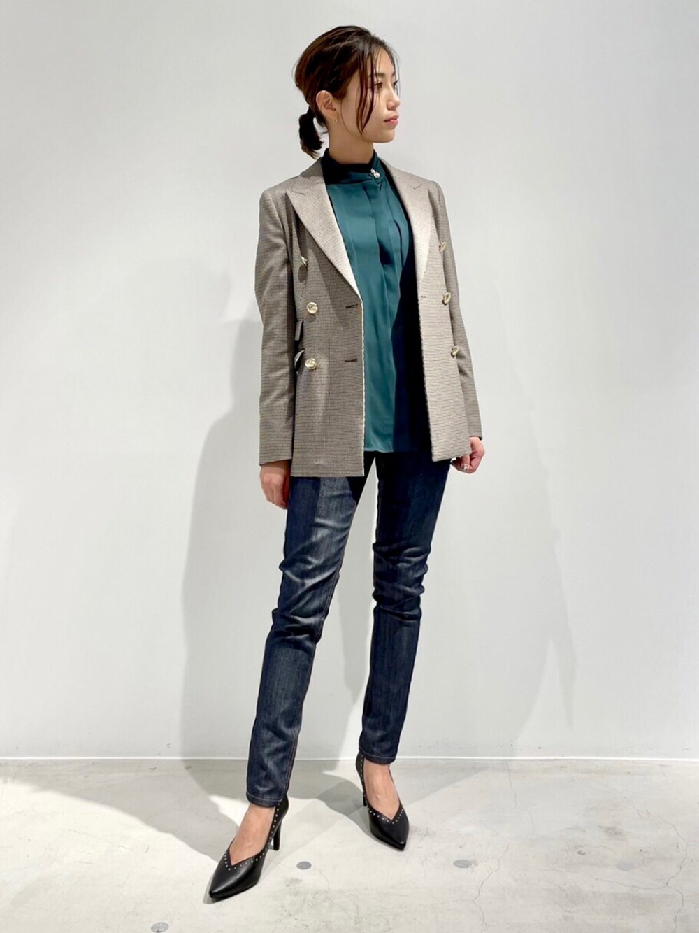 グリーン系のシャツ/ブラウス、ブラウン系のテーラードジャケット、ブルー系のその他パンツを着用したレディースの秋コーディネートの1枚目の写真