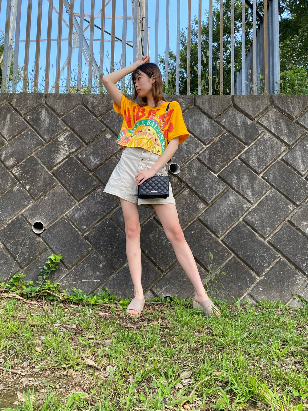 「プチプラコーデ、着回しコーデ、Tシャツ、高身長コーデ、ちとぱんだコーデ🐼、モデル」｜「Guessのアイテム（Tシャツ/カットソー、イエロー系）」を使った、chitopandaさん（レディース・170cm）の秋コーディネートの1枚目の写真